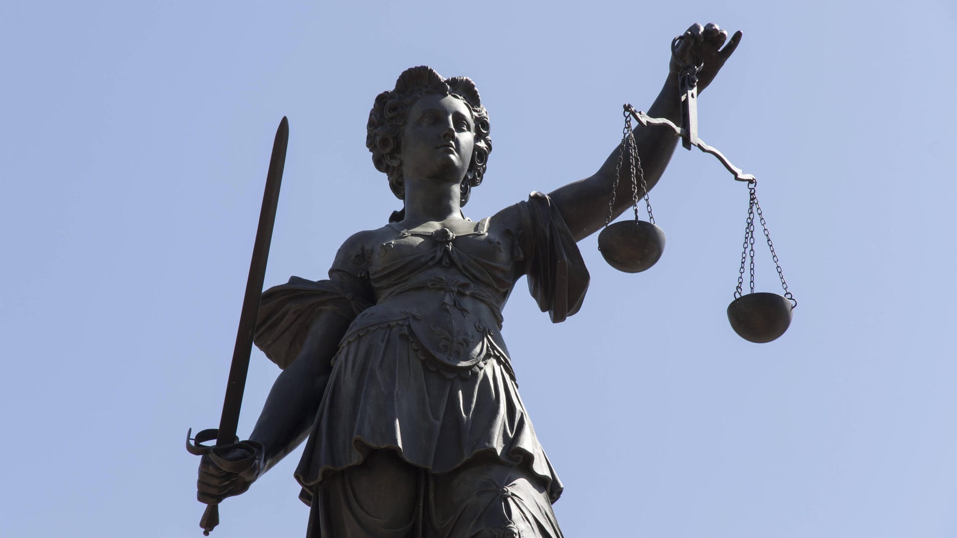 Die Justitia mit Waage und Schwert (Symbolbild): In München steht der Student wegen tätlichen Angriffs vor Gericht. Die Justitia mit Waage und Schwert (Symbolbild): In München steht der Student wegen tätlichen Angriffs vor Gericht.