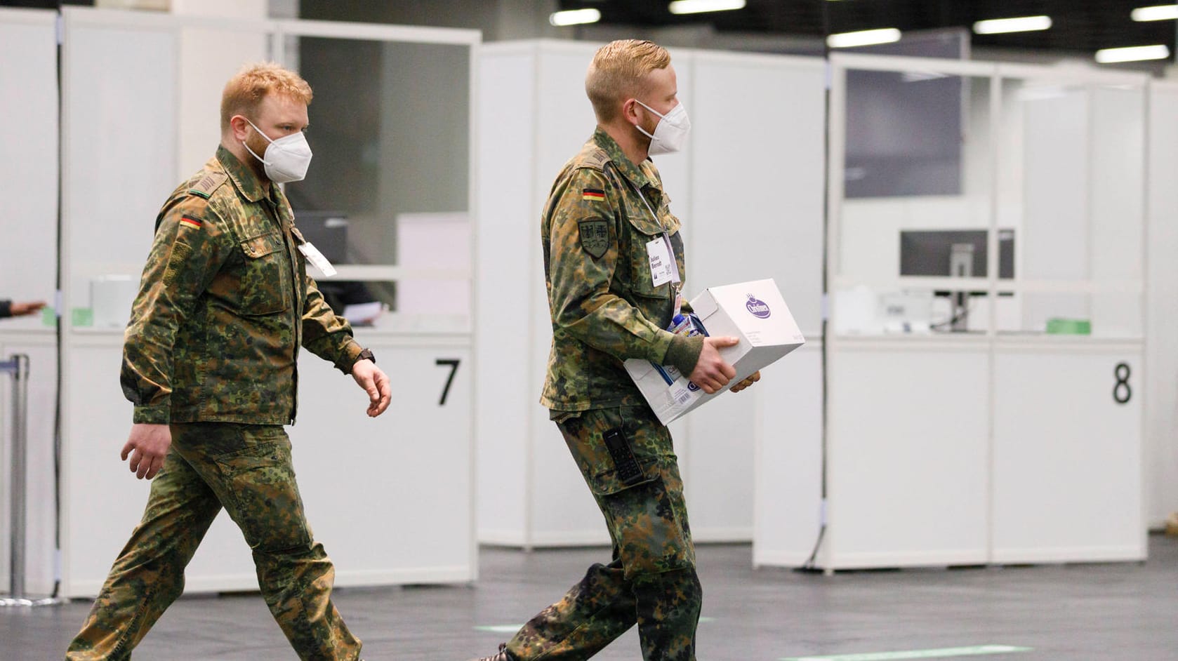 Soldaten im Impfzentrum (Archivbild): In zahlreichen Impfzentren half die Bundeswehr bei Organisation und Betrieb aus.