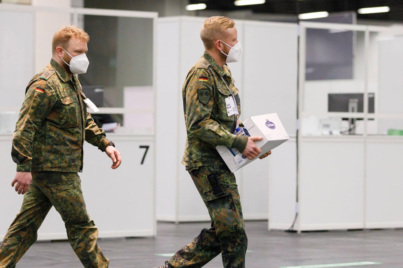 Soldaten im Impfzentrum (Archivbild): In zahlreichen Impfzentren half die Bundeswehr bei Organisation und Betrieb aus.