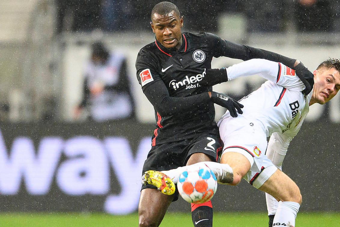 Evan N'dicka (l.) im Duell mit Patrik Schick: Auch am Montag treffen beide mit ihren Teams aufeinander.
