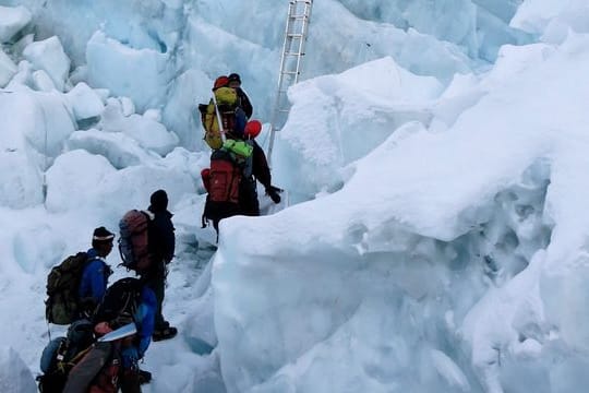 Bergsteiger auf dem Weg zum Gipfel des Mount Everest am Khumbu-Eisfall.