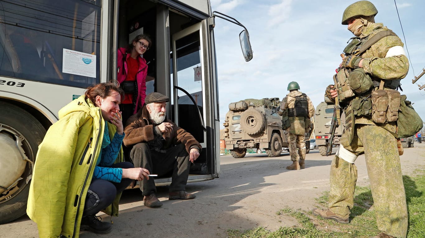 Natalia Usmanova (l.) nahe Besimenne, Ukraine: Die Evakuierten wurden nach russischen Angaben in einem Auffanglager an Vertreter von UN und IKRK übergeben.