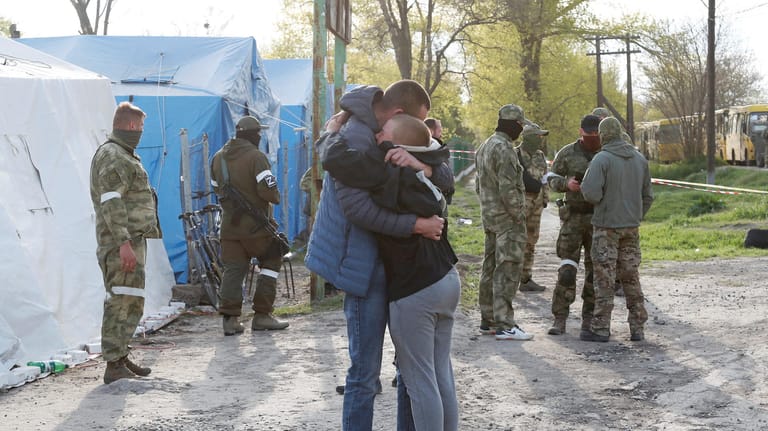 Emotionale Szenen in Besimenne: In dem Auffanglager trifft ein Mitarbeiter des Stahlwerkes auf seinen Sohn, der schon früher aus Mariupol geflohen war.