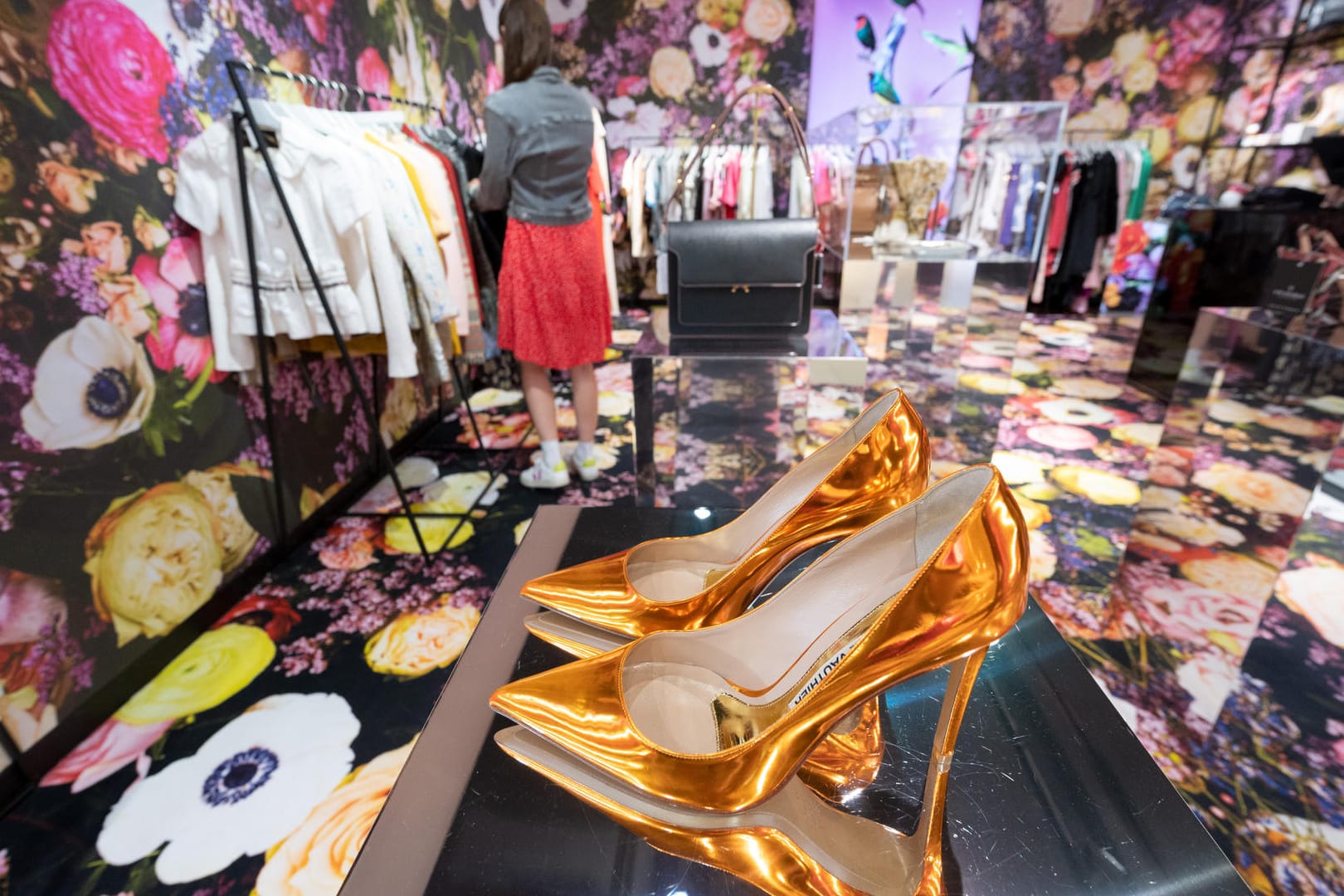 Steigende Preise und Lieferengpässe bei etlichen Produkten machen den Shoppingbummel zur Herausforderung: Immer mehr Verbraucher kaufen deshalb Secondhand ein.