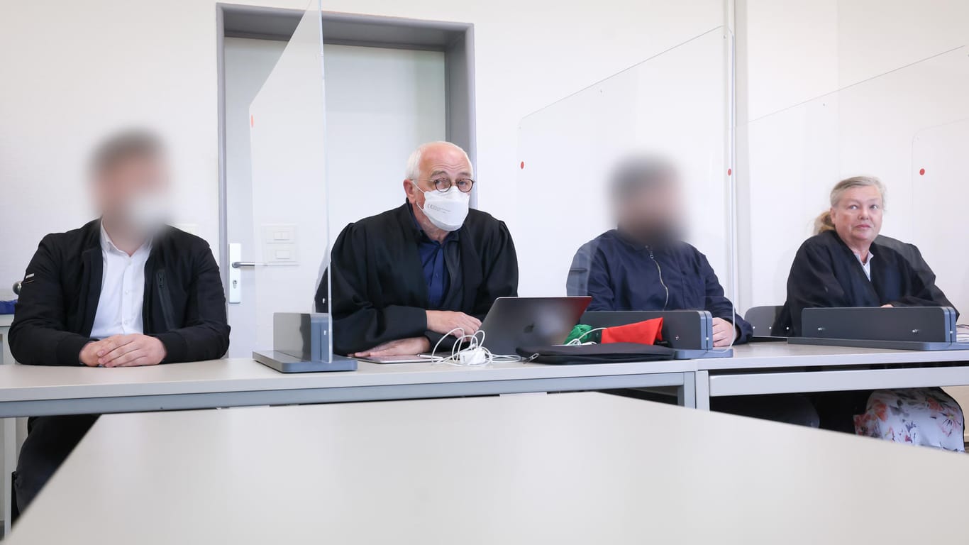 Hamburg: Die zwei Angeklagten sitzen neben ihren Anwälten Andreas Beurskens (2.v.l) und Stefanie Martens (r) zu Beginn des Prozesses vor dem Amtsgericht Harburg.