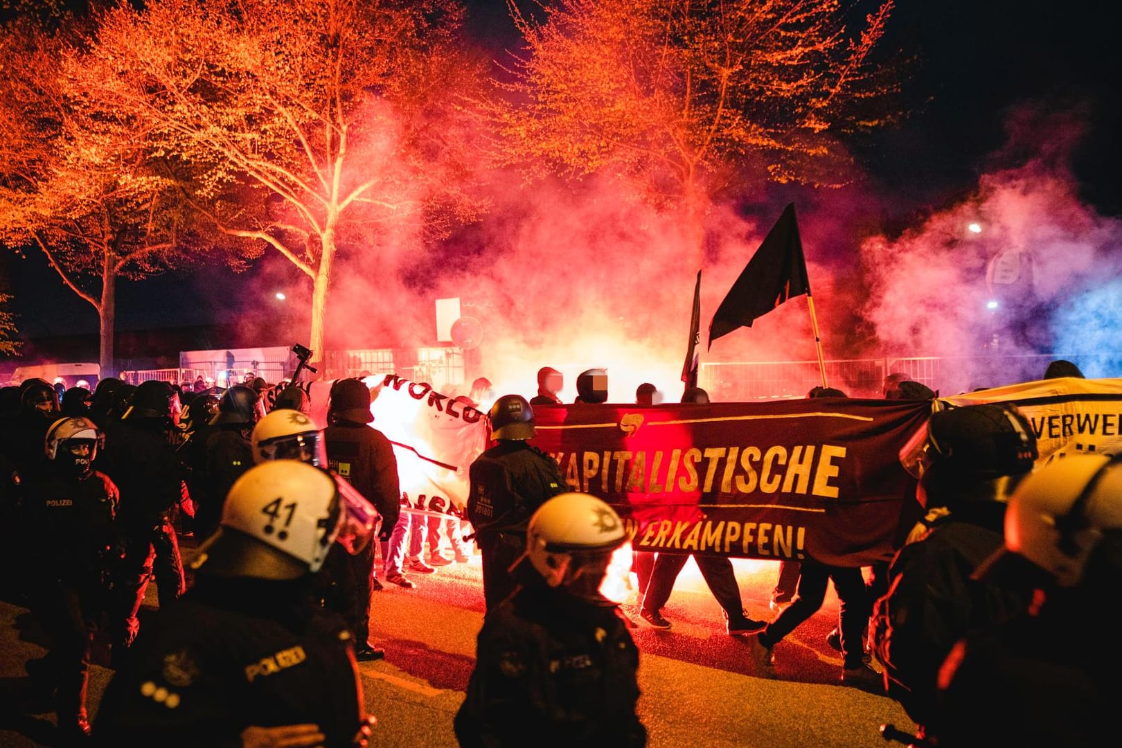 Einsatzkräfte begleiten Demonstranten: Tausende Menschen demonstrierten am 1. Mai in Hamburg.