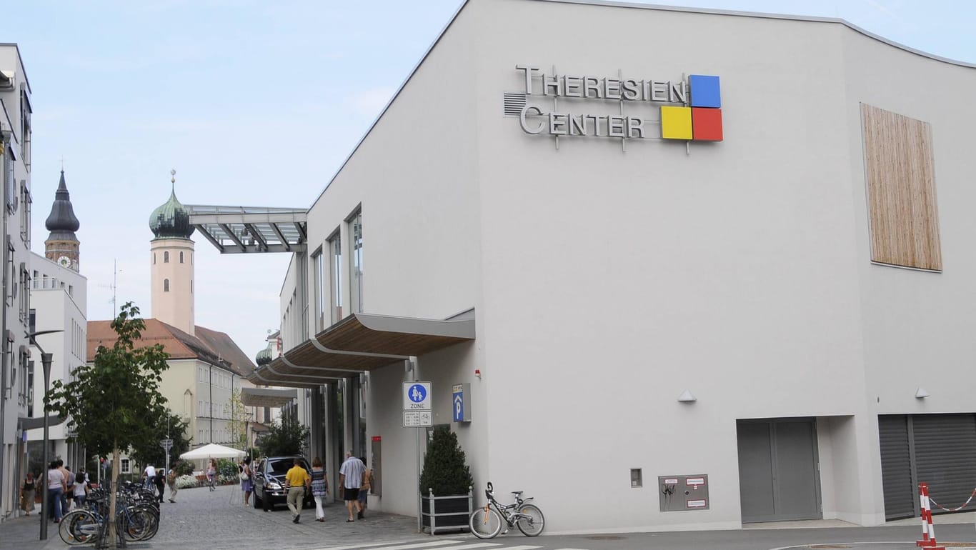 Das Theresiencenter in Straubing (Archivbild): In dem Einkaufszentrum löste am Montag ein Mann mit einer angeblichen Langwaffe einen Großeinsatz aus.