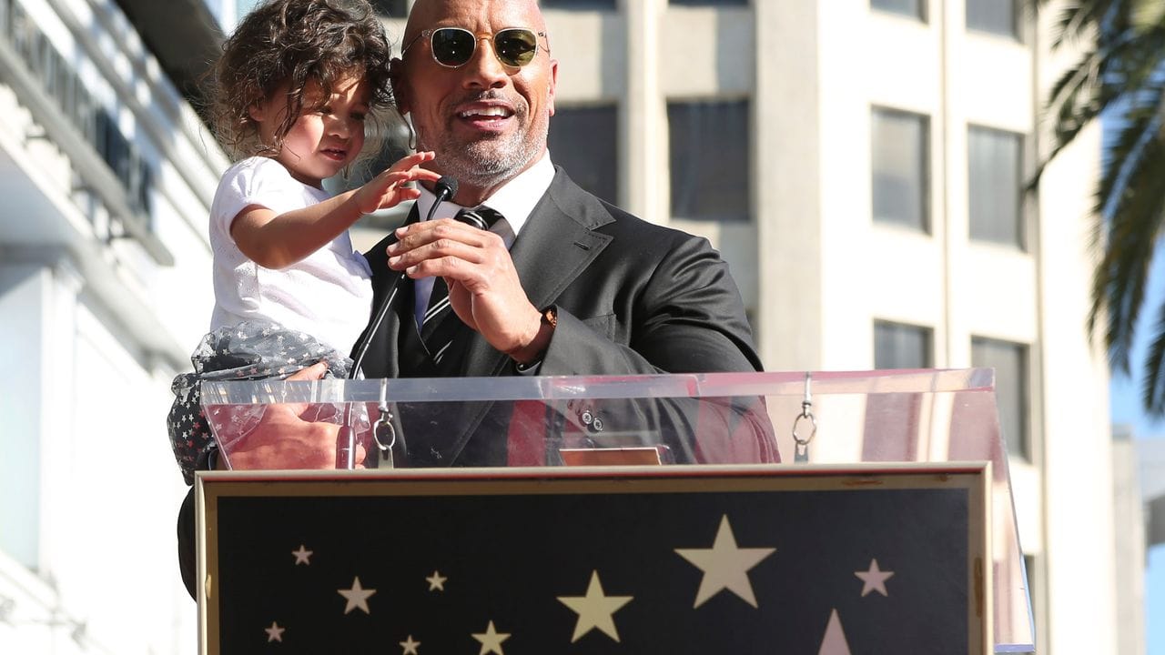 Dwayne Johnson erhält einen Stern auf dem Hollywood Walk of Fame. Dwayne Johnson erhält einen Stern auf dem Hollywood Walk of Fame.