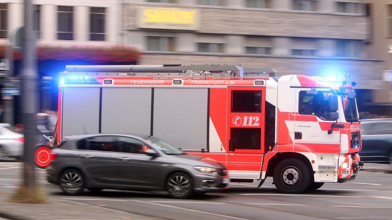 Feuerwehrfahrzeug fährt mit Blaulicht (Symbolbild): Nach den Mai-Demos in Berlin haben zahlreiche Autos gebrannt.