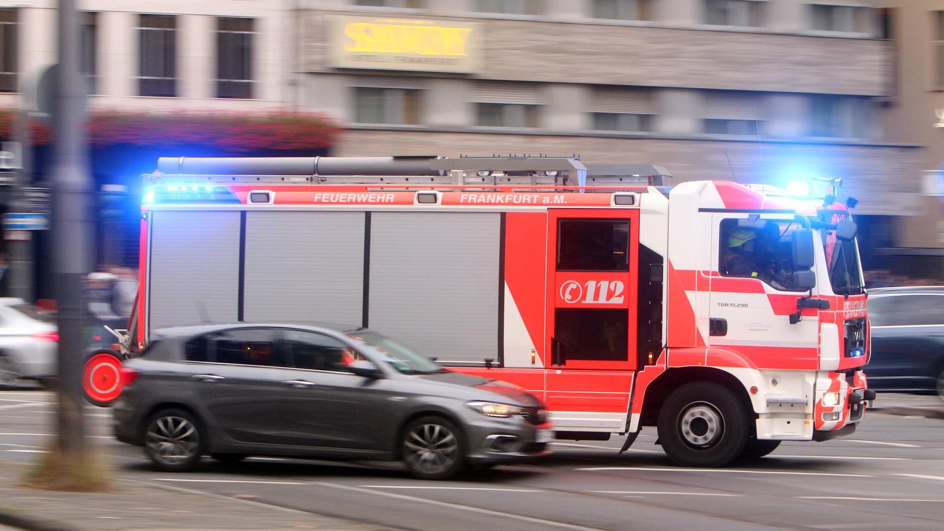 Feuerwehrfahrzeug fährt mit Blaulicht (Symbolbild): Nach den Mai-Demos in Berlin haben zahlreiche Autos gebrannt. Feuerwehrfahrzeug fährt mit Blaulicht (Symbolbild): Nach den Mai-Demos in Berlin haben zahlreiche Autos gebrannt.
