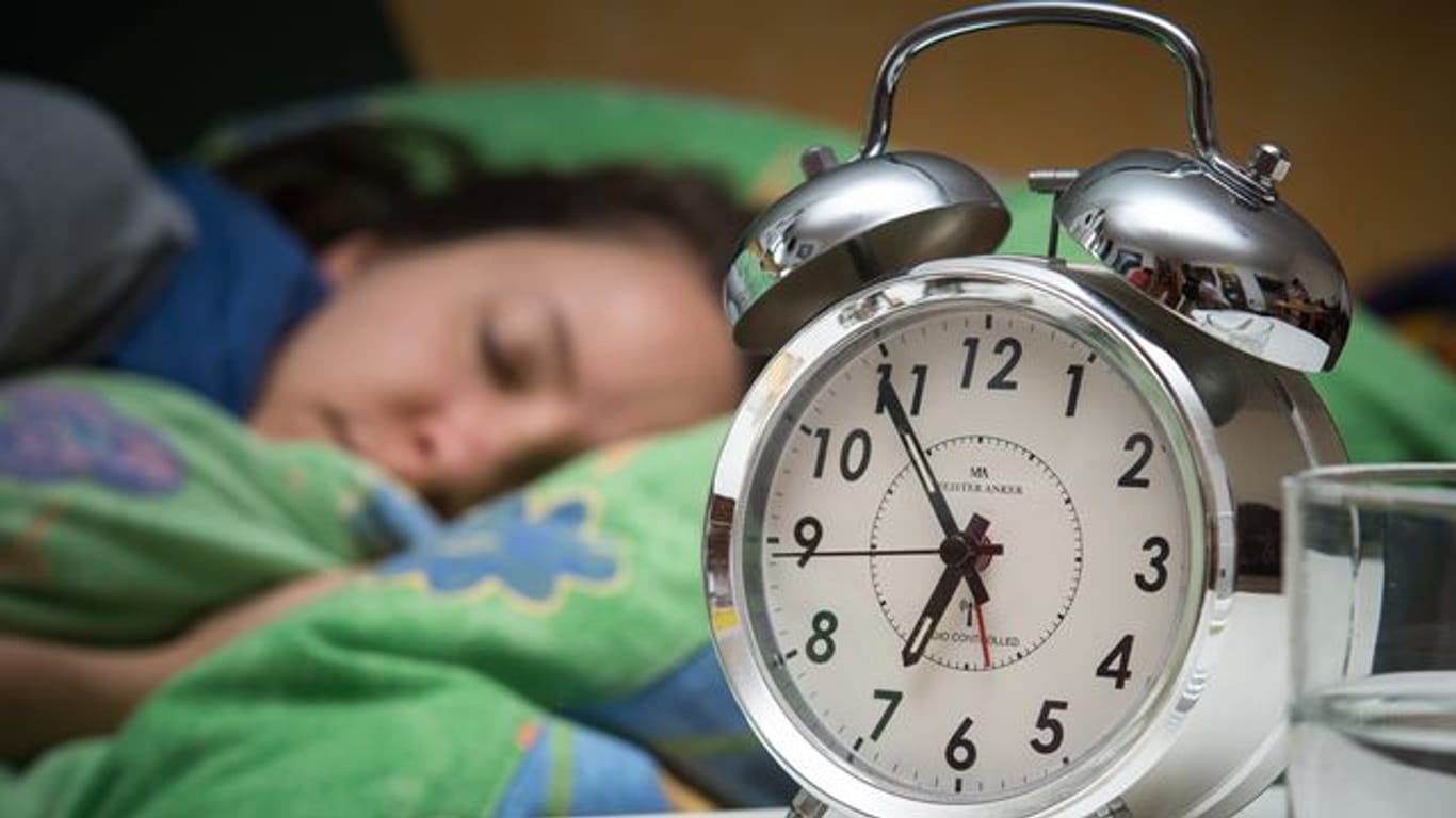 Menschen mittleren und hohen Alters schlafen nachts idealerweise sieben Stunden lang.
