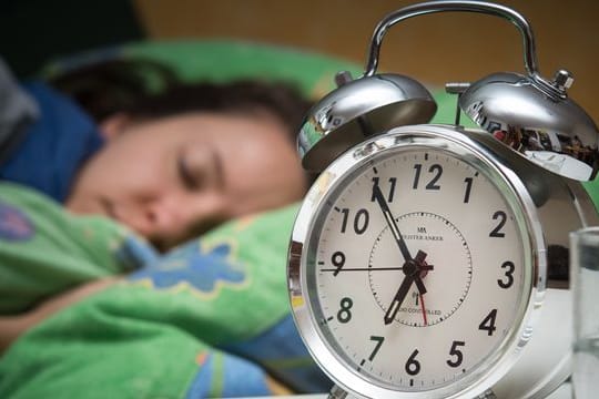 Menschen mittleren und hohen Alters schlafen nachts idealerweise sieben Stunden lang.