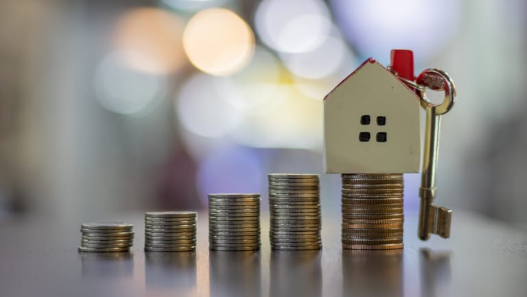 Bei der Ermittlung des Verkaufspreises für eine Immobilie spielen viele Faktoren eine Rolle.
