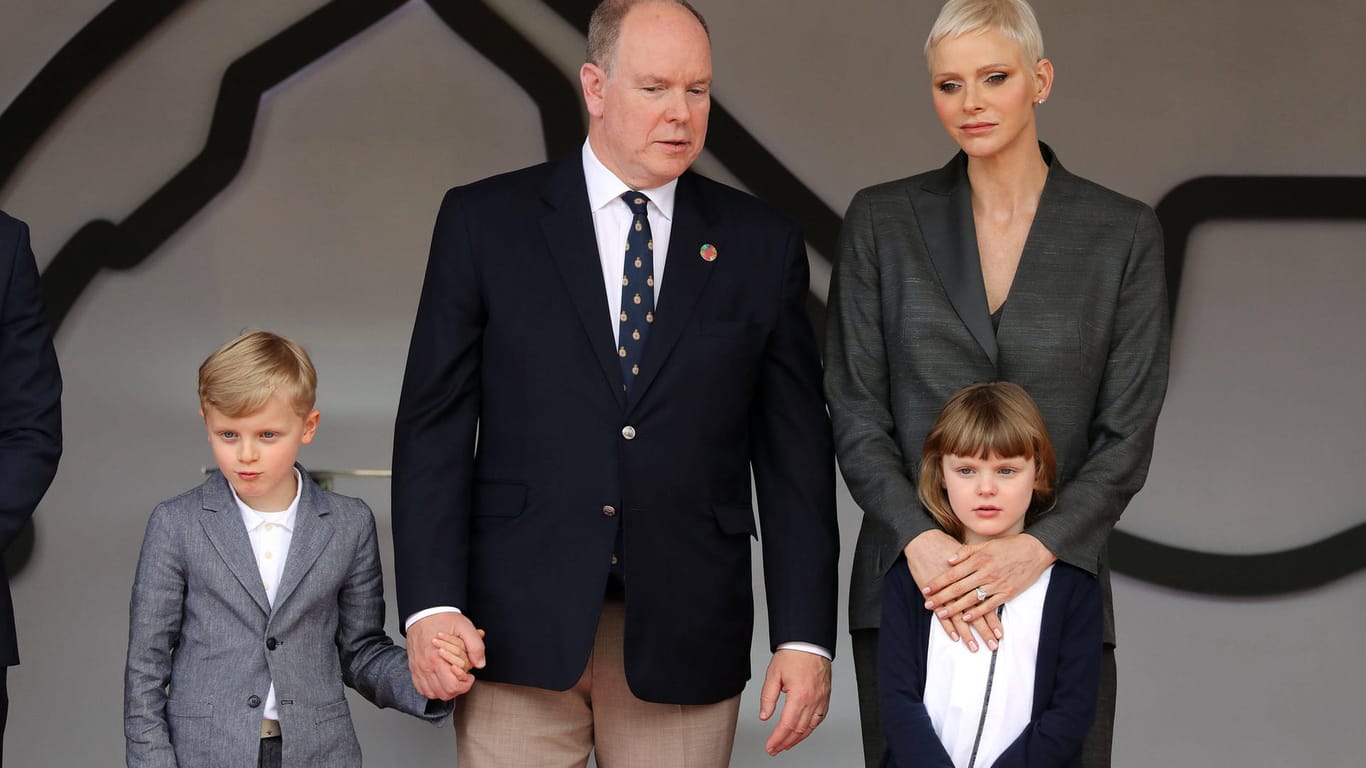 Prinz Jacques, Fürst Albert, Fürstin Charlene und Prinzessin Gabriella: Die Familie nimmt an der Siegerehrung der FIA-Formel-E-Weltmeisterschaft in Monaco teil.