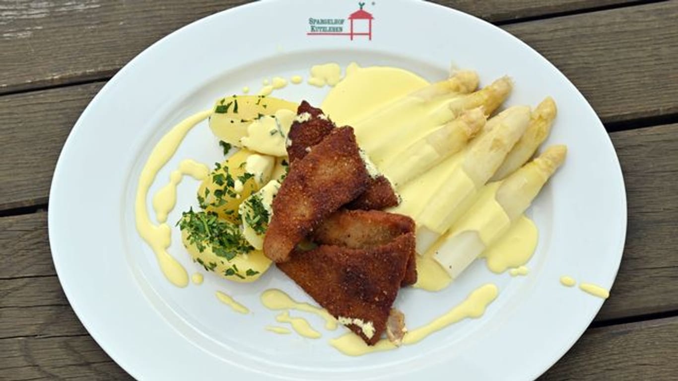 Klassiker: Schnitzel, Spargel mit Sauce Hollandaise und Kartoffeln.