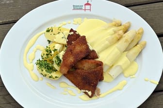Klassiker: Schnitzel, Spargel mit Sauce Hollandaise und Kartoffeln.
