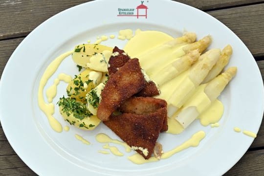 Klassiker: Schnitzel, Spargel mit Sauce Hollandaise und Kartoffeln.