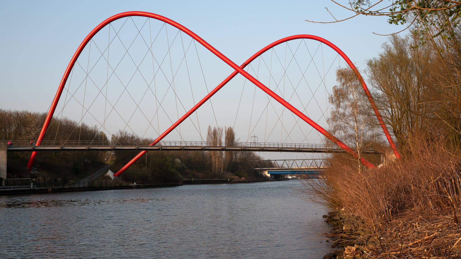 Der Rhein-Herne-Kanal (Archivbild): Hier in der Nähe stürzte das Auto ins Wasser.