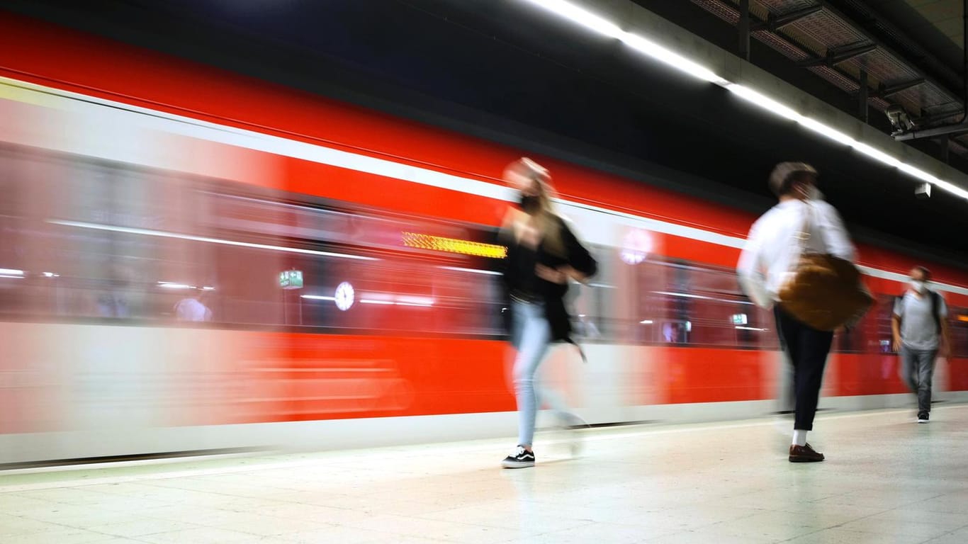 Eine S-Bahn fährt durch Stuttgart (Archiv): Zwei Frauen wurden am Wochenende in der S-Bahn attackiert.