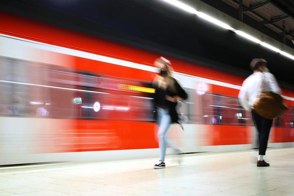 Eine S-Bahn fährt durch Stuttgart (Archiv): Zwei Frauen wurden am Wochenende in der S-Bahn attackiert.