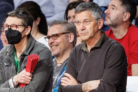 Vereinspräsident Herbert Hainer (vorne, r)