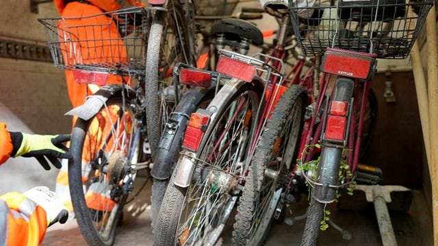 Stadtreinigung entfernt Schrotträder Stadtreinigung entfernt Schrotträder
