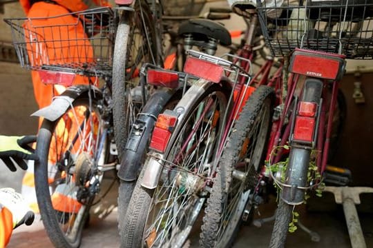 Stadtreinigung entfernt Schrotträder