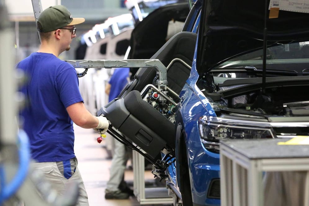 Produktion im Wolfsburger Stammwerk (Symbolbild): VW-CEO Herbert Diess warnt vor den Folgen eines Gasmangels für das Werk und den Autokonzern.