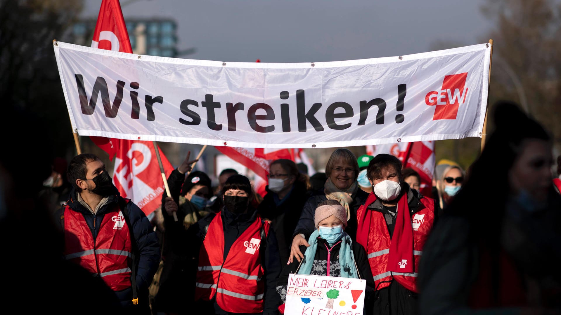 Streikende Lehrer und Erzieher (Archivbild): Verschiedene Berufsgruppen sind aufgerufen, sich an der Arbeitsniederlegung zu beteiligen. Streikende Lehrer und Erzieher (Archivbild): Verschiedene Berufsgruppen sind aufgerufen, sich an der Arbeitsniederlegung zu beteiligen.