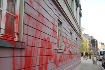 Die Fassade des Hauses des SPD-Landesverbandes Baden-Württemberg ist mit roter Farbe beschmiert.