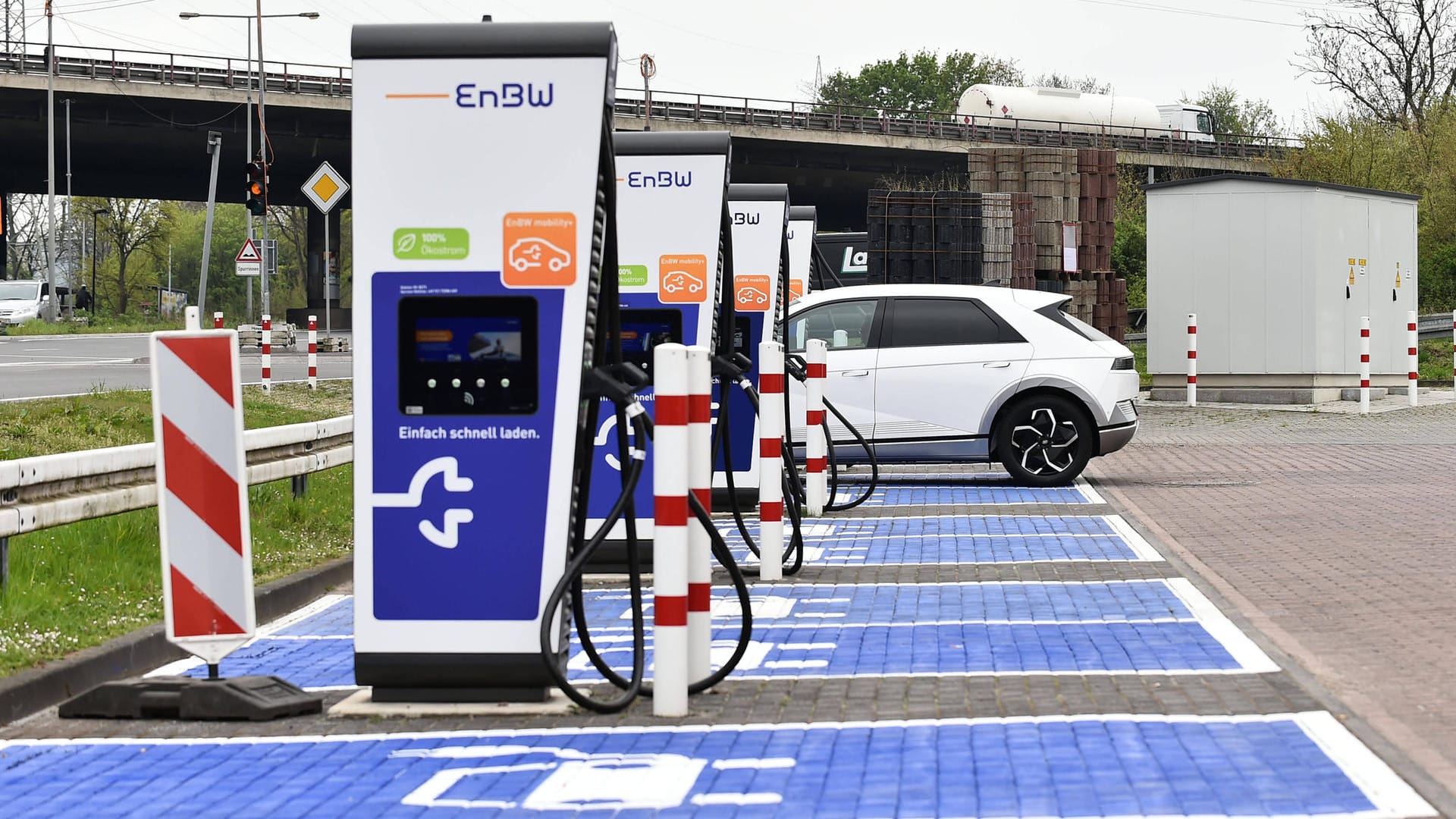 Energie Ladestation für E-Autos (Symbolbild): In Hannover gibt es das dichteste Ladenetz Deutschlands. Energie Ladestation für E-Autos (Symbolbild): In Hannover gibt es das dichteste Ladenetz Deutschlands.