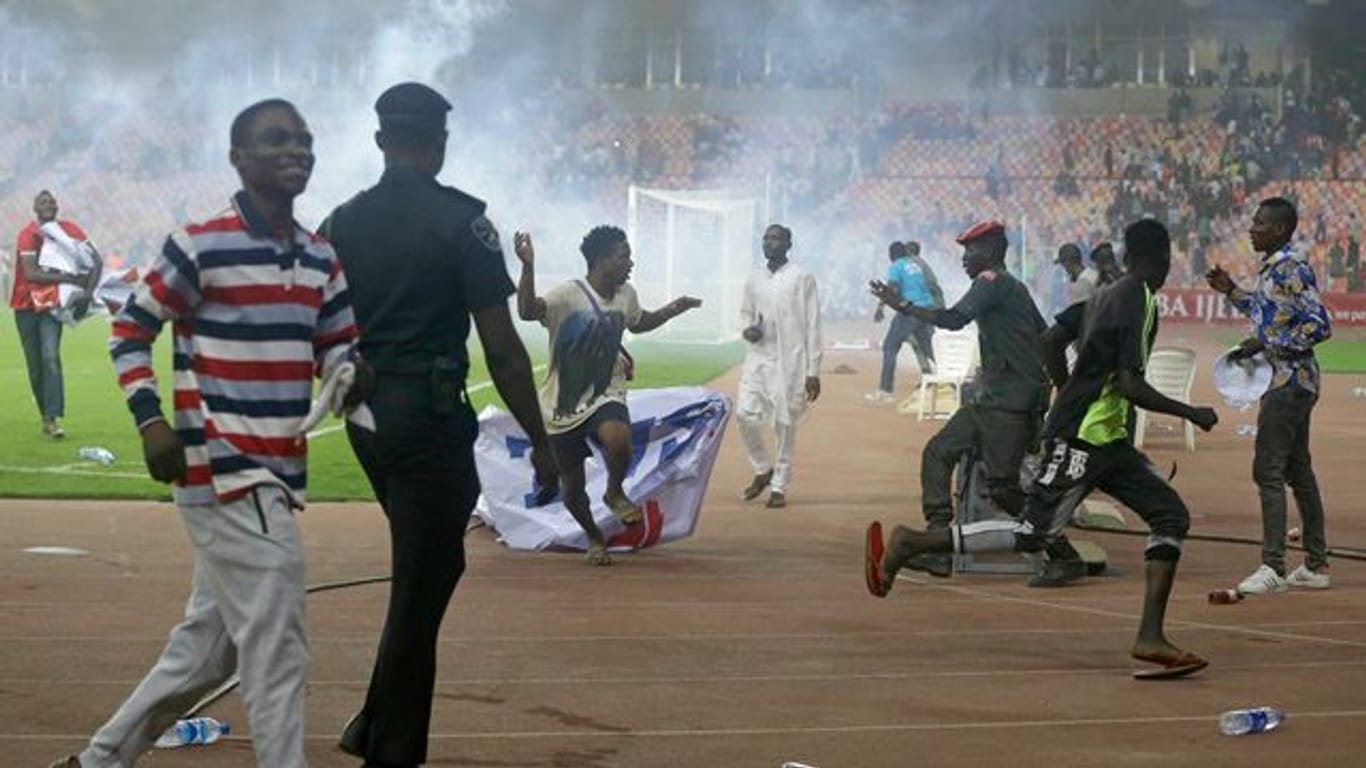 Nach dem Aus der nigerianischen Fußball-Nationalmannschaft im WM-Qualifikationsspiel gegen Ghana ist es zu Ausschreitungen gekommen.