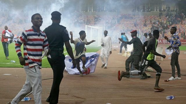 Nach dem Aus der nigerianischen Fußball-Nationalmannschaft im WM-Qualifikationsspiel gegen Ghana ist es zu Ausschreitungen gekommen. Nach dem Aus der nigerianischen Fußball-Nationalmannschaft im WM-Qualifikationsspiel gegen Ghana ist es zu Ausschreitungen gekommen.