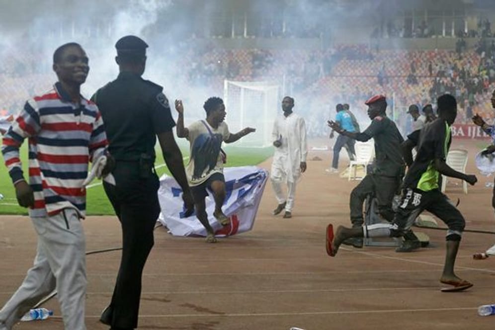 Nach dem Aus der nigerianischen Fußball-Nationalmannschaft im WM-Qualifikationsspiel gegen Ghana ist es zu Ausschreitungen gekommen.