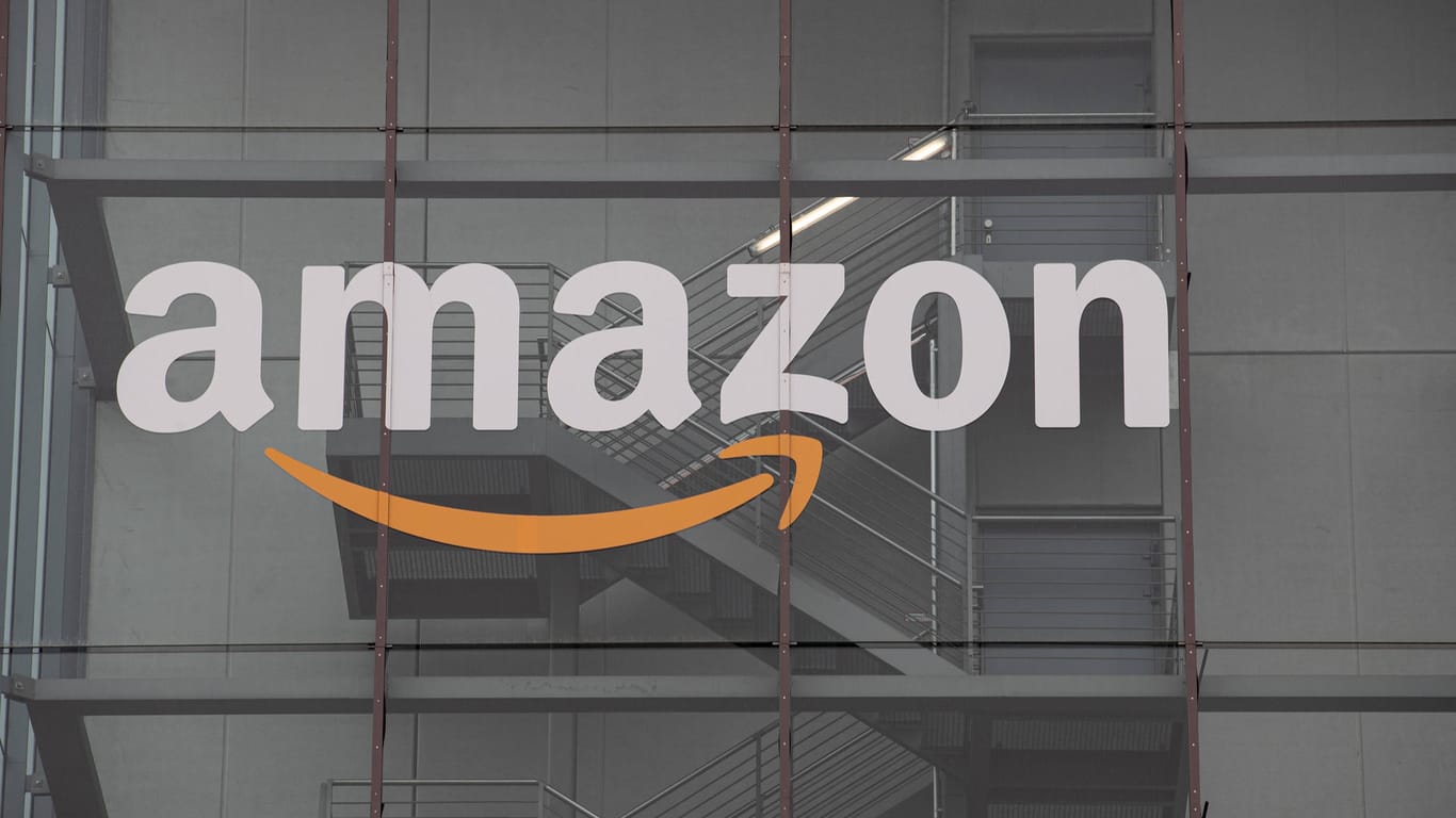Amazon-Logo an einem Bürogebäude (Symbolbild): Die Gewerkschaft fordert mehr Transparenz.