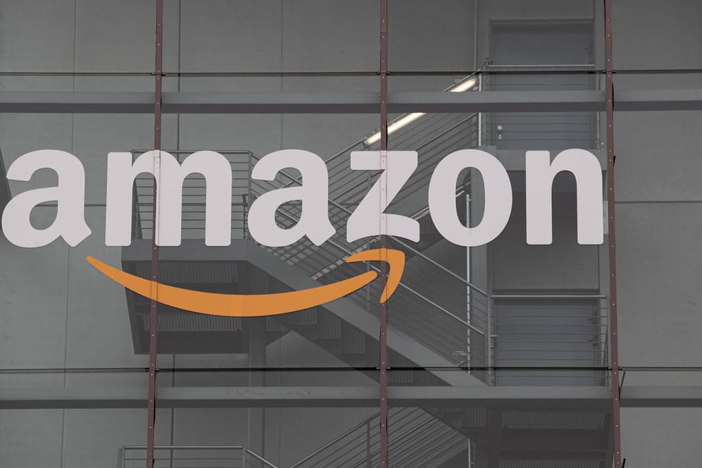 Amazon-Logo an einem Bürogebäude (Symbolbild): Die Gewerkschaft fordert mehr Transparenz.