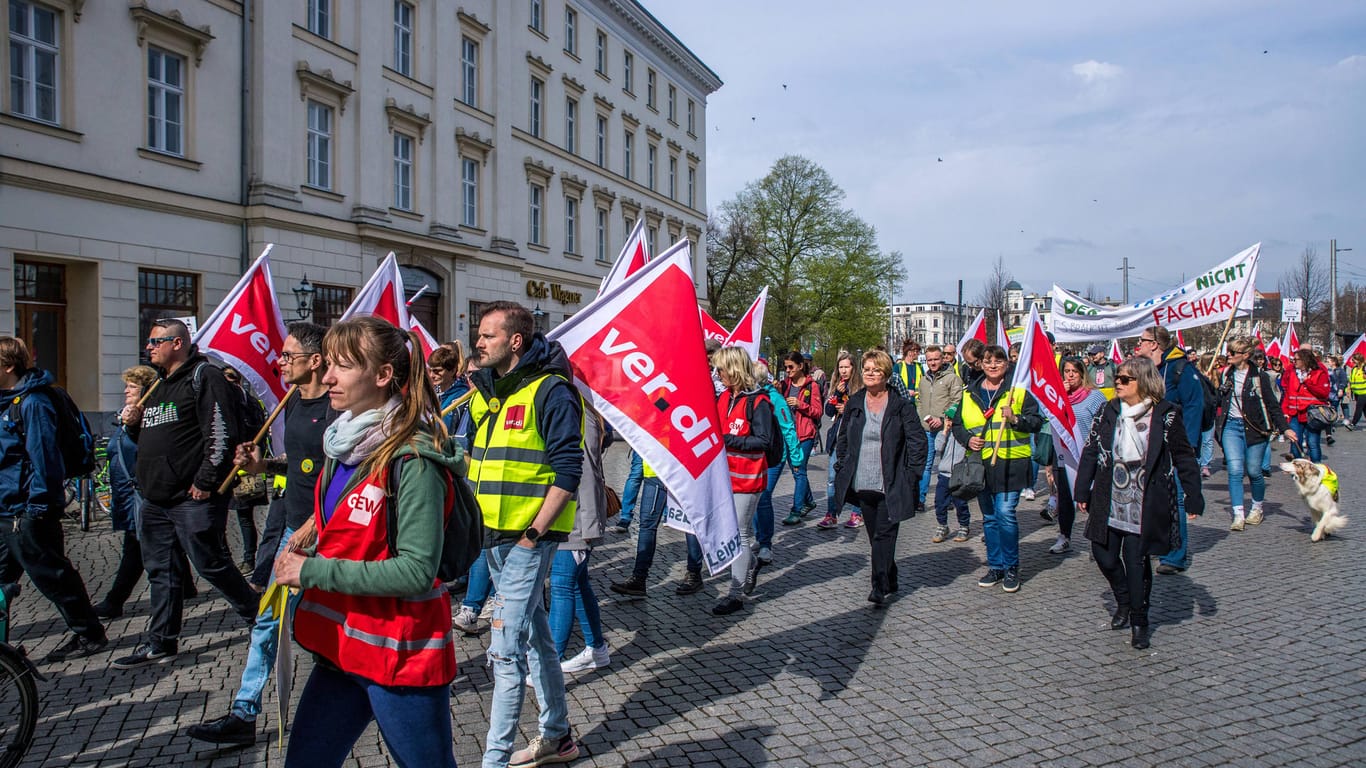 Mitglieder mehrerer Gewerkschaften beim Streik (Archivbild): Sie fordern höhere Löhne und bessere Tarifverträge.