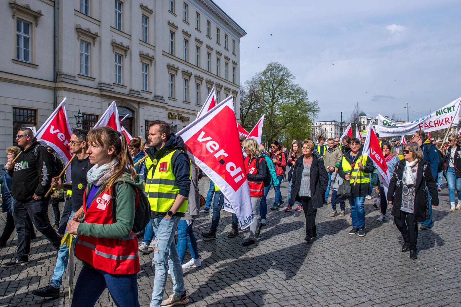 Mitglieder mehrerer Gewerkschaften beim Streik (Archivbild): Sie fordern höhere Löhne und bessere Tarifverträge.