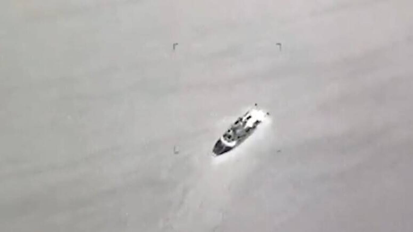 Videomaterial, verbreitet von den ukrainischen Streitkräften soll den Beschuss eines russischen Patrouillenbootes zeigen.