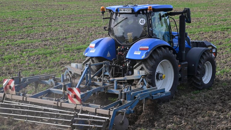 Traktor auf dem Acker (Symbolbild): Deutschlands Landwirte fürchten einen Gasstopp.