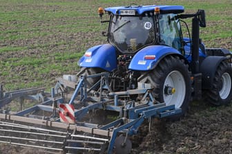 Traktor auf dem Acker (Symbolbild): Deutschlands Landwirte fürchten einen Gasstopp.