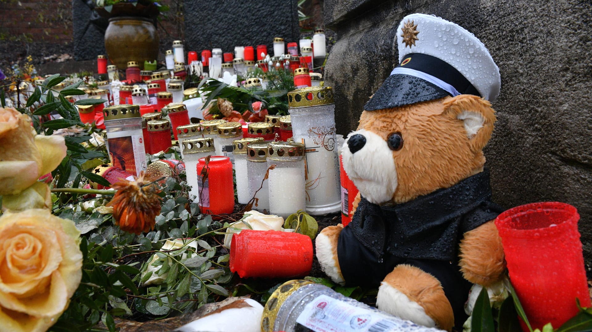 Gedenken an die getöteten Polizisten: Der Angeklagte soll auch das Andenken der zwei getöteten Polizisten verunglimpft und sie beleidigt haben. Gedenken an die getöteten Polizisten: Der Angeklagte soll auch das Andenken der zwei getöteten Polizisten verunglimpft und sie beleidigt haben.