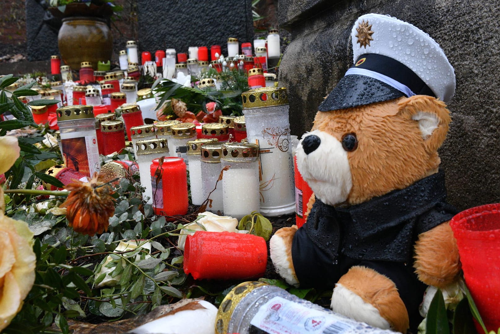 Gedenken an die getöteten Polizisten: Der Angeklagte soll auch das Andenken der zwei getöteten Polizisten verunglimpft und sie beleidigt haben.