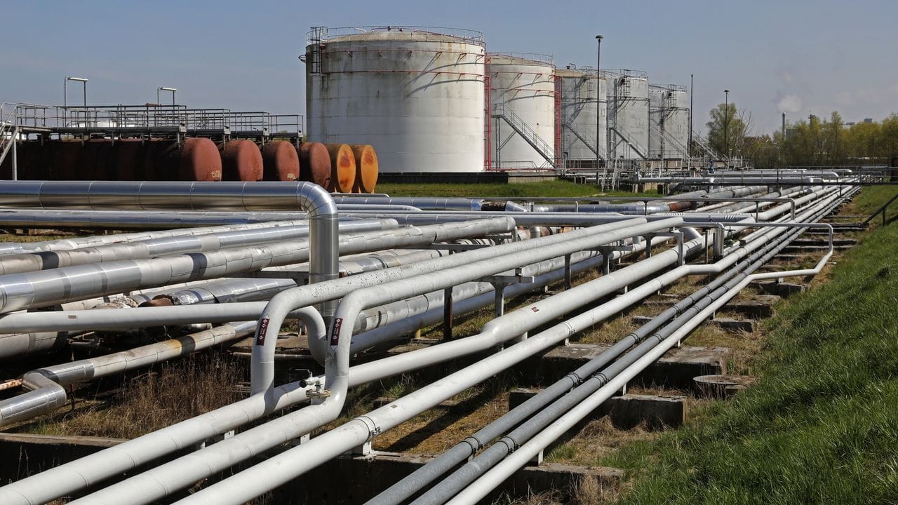 Leitungen und Tanks im Grosstanklager Ölhafen Rostock. Leitungen und Tanks im Grosstanklager Ölhafen Rostock.