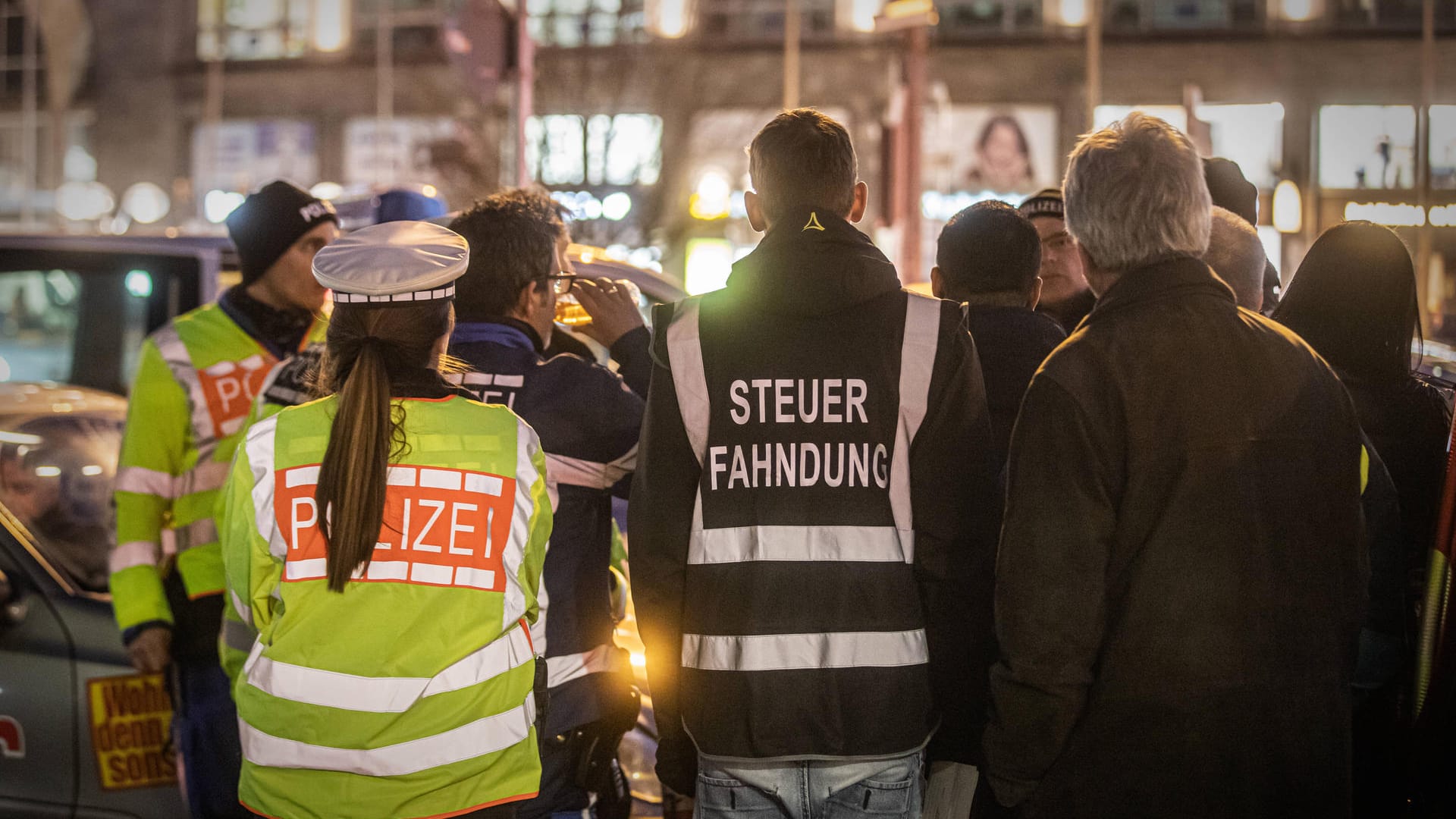 Großkontrolle von der Polizei und Steuerfahndern am Arnulf-Klett-Platz (Archivbild): Die Steuerbilanz ist 2021 wieder gestiegen. Großkontrolle von der Polizei und Steuerfahndern am Arnulf-Klett-Platz (Archivbild): Die Steuerbilanz ist 2021 wieder gestiegen.