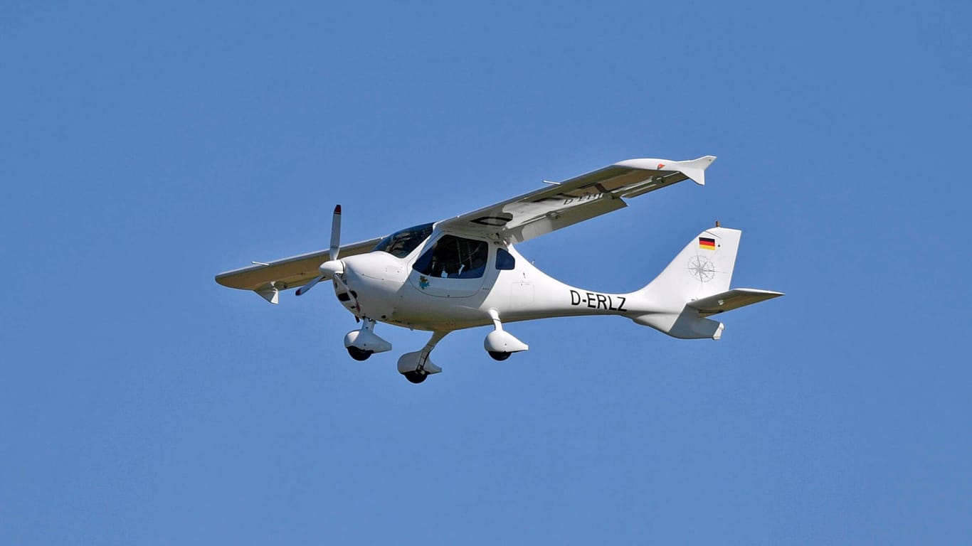 Ultraleichtflugzeug in der Luft (Symbolbild): Bei Wilhelmshaven ist eine solche Maschine abgestürzt.