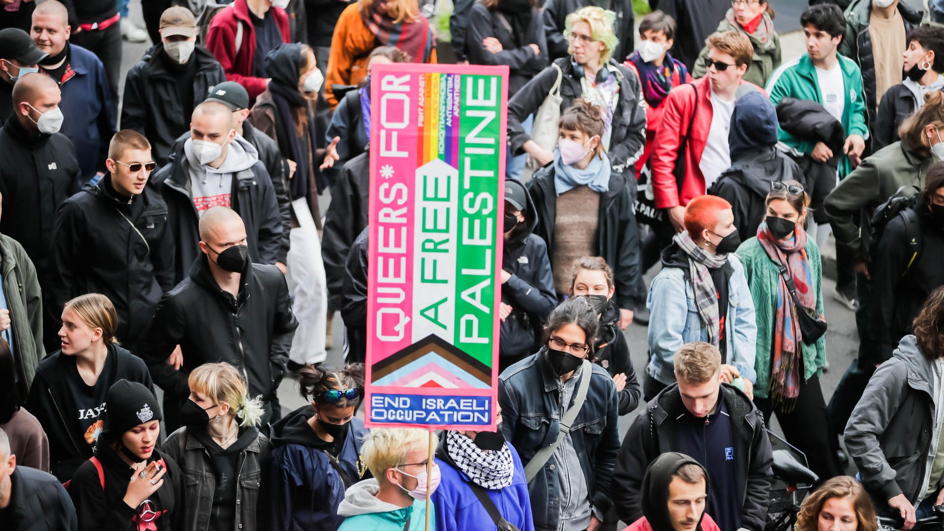 Ein Teilnehmer der "Revolutionären 1. Mai-Demonstration" trägt ein Plakat mit der Aufschrift "Queers for a free Palestine - End Israeli occupation": Laut Jüdischem Forum stellten sich einzelne Teilnehmer auch klar gegen Antisemitismus.