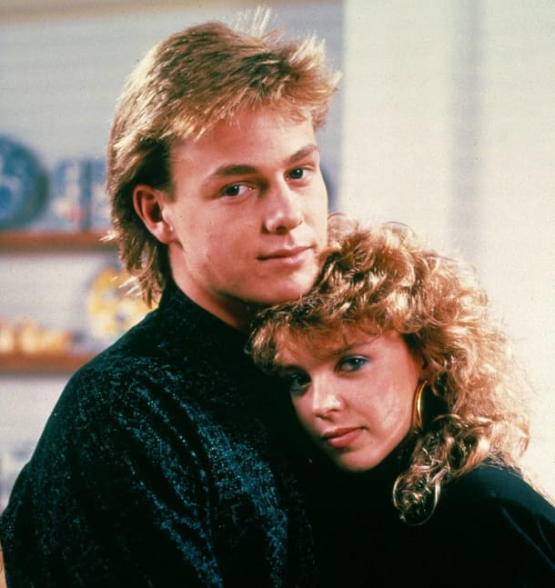 Jason Donovan und Kylie Minogue: Hier sind die Schauspieler im Jahr 1985 zu sehen.