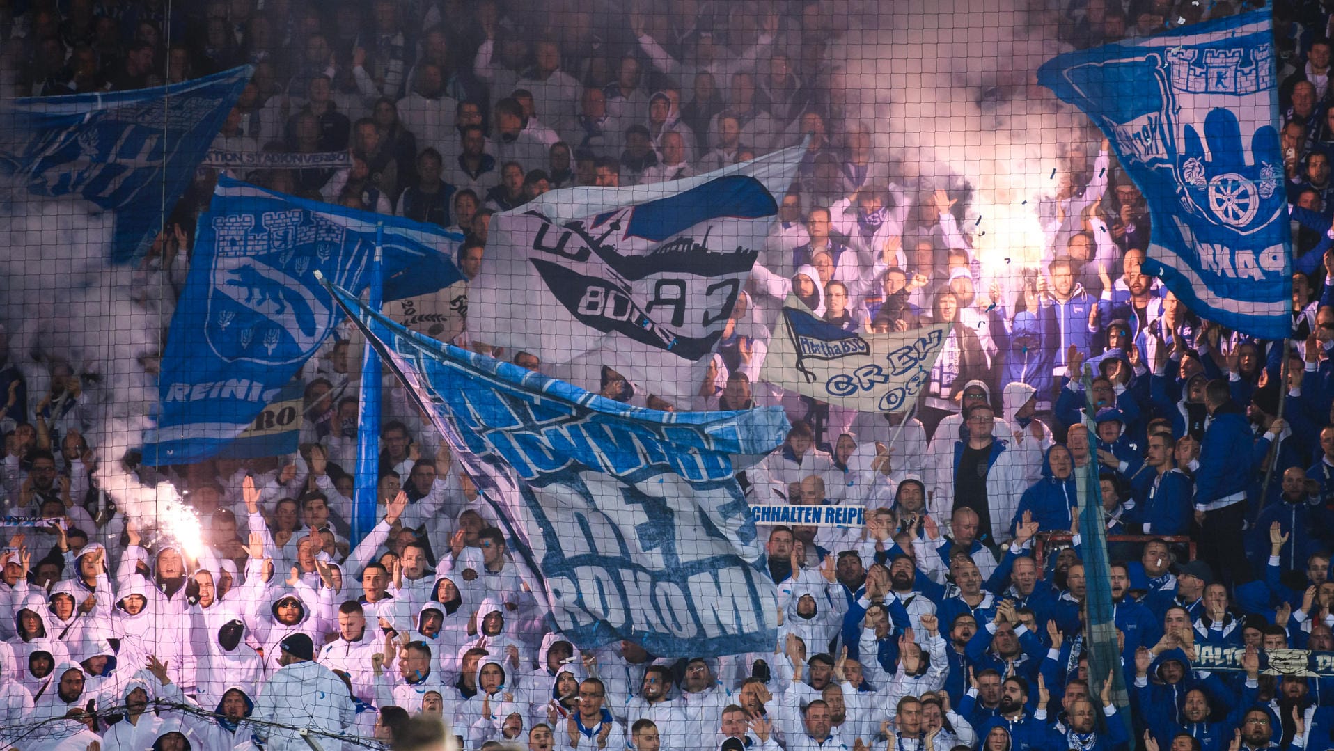 Hertha-Ultras bei einem Derby gegen Union: Ihr ehemaliger Anführer will nun Präsident werden. Hertha-Ultras bei einem Derby gegen Union: Ihr ehemaliger Anführer will nun Präsident werden.