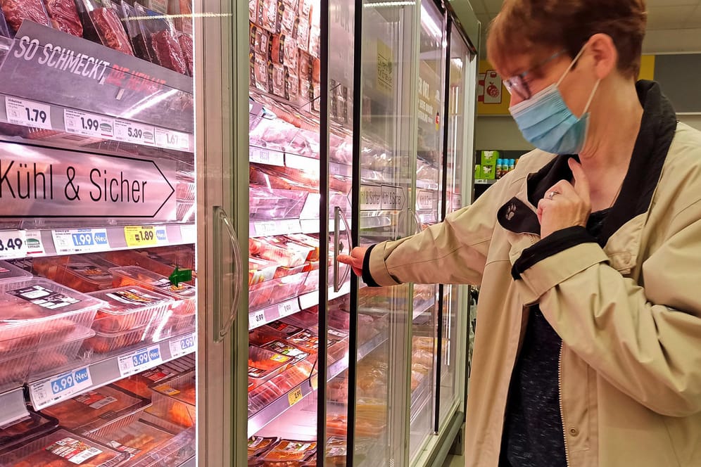 Fleischregal im Supermarkt (Symbolbild): Wurst und Co. sind deutlich teurer geworden.